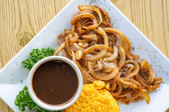 Bistec Encebollado